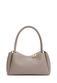 Sac en cuir taupe de forme structurée. Il présente une fermeture éclair avec des détails en métal doré et deux poignées courbées.