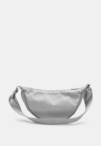 Marsupio in nylon grigio con una superficie liscia, forma curvata, zip superiore e tracolla regolabile. Presenta un design in rete per la traspirabilità.