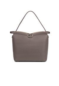 Sac à main structuré gris en cuir, avec une texture lisse, un haut incurvé et un accent logo proéminent à l'avant.