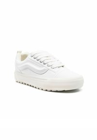 Hvid lærreds sneakers med rund tå, flad snøredesign, gummisål og struktureret greb. Har sidelogo og indsyede detaljer.