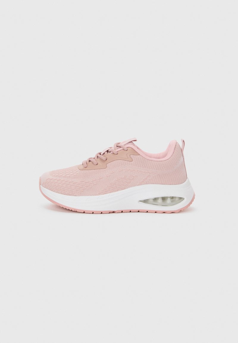 Scarpa sportiva rosa chiaro con tomaia in maglia traspirante, suola imbottita bianca e unità d'aria trasparente nel tallone. Design della punta arrotondata.