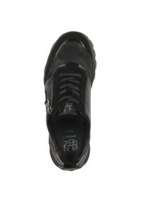 Scarpa atletica nera realizzata con materiali misti, con tomaia testurizzata, lacci e zip laterale. Punta arrotondata e suola in gomma.