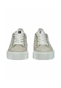 Sneakers in suede grigio chiaro con suole in gomma bianca, punta rotonda e lacci piatti. Presentano occhielli in metallo e una suola rigata per garantire trazione.