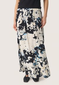 Maxi-Rock aus strukturierter Stoff mit einem abstrakten Muster in Schwarz, Weiß und Blau, mit einem elastischen Bund und fließender Form.