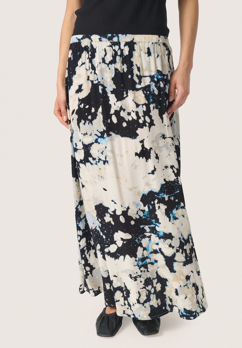 Maxi-Rock aus strukturierter Stoff mit einem abstrakten Muster in Schwarz, Weiß und Blau, mit einem elastischen Bund und fließender Form.