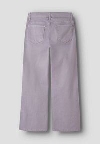 Lila platlejas džinsus no kokvilnas auduma ar vidēju jostas augstumu, divām aizmugurējām kabatām un gludu tekstūru ar minimālām šuvju detaļām.