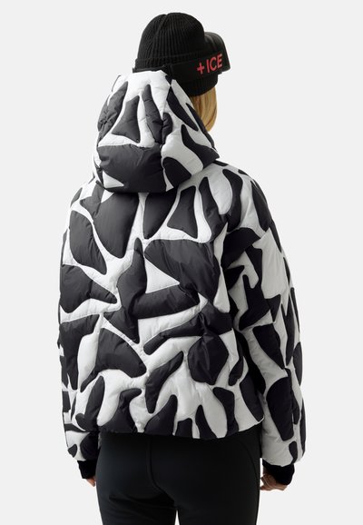 Černá a bílá vyteplená bunda, která má abstraktní vzor, kapuci a žebrované manžety. Hladký povrch, zkrácený střih a lehký materiál.