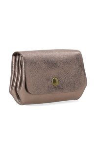 Porte-monnaie en métal bronze compact avec un rabat et un bouton-pression central doré, présenté fermé sur un fond blanc.