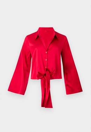 Blouse en satin rouge avec un col, à manches cloche longues et un lien à l'avant au niveau de la taille. Des boutons descendent le long de l'avant. Texture lisse.