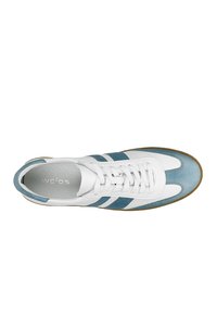 Sneaker bianco con dettagli in suede blu e strisce bianche. Design con lacci, punta tonda e suola in gomma. Materiali in tessuto e pelle.