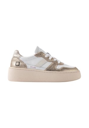 Sneaker in pelle bianca con accenti in oro metallico, punta rotonda, suola piatta beige e chiusura con lacci. Presenta il marchio sul lato.