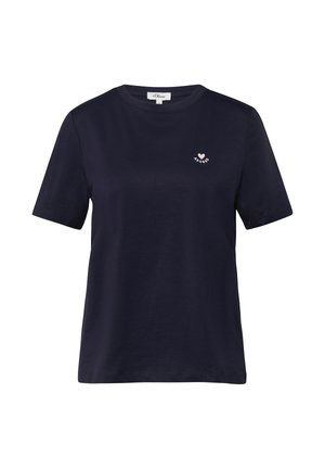 Donkerblauw T-shirt met korte mouwen, ronde hals, kleine witte hartafbeelding en de tekst "ADOREO" op de linkerborst.