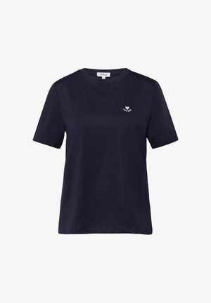 Donkerblauw T-shirt met korte mouwen, ronde hals, kleine witte hartafbeelding en de tekst "ADOREO" op de linkerborst.