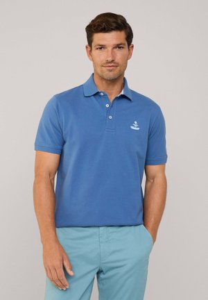 Polohemd aus leichtem Baumwollstoff in Hellblau mit klassischem Kragen, einer drei Knopf-Leiste und einem kleinen, gestickten Logo auf der linken Brust. Kurzärmlig.