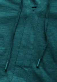 Sudadera verde azulado con diseño de escote en V y cordones ajustables con puntas de plástico. La tela tiene una apariencia texturizada y jaspeada.