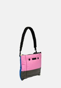 Multicolore tas met een roze, blauwe en grijze gewatteerde nylon buitenkant. Voorzien van een gevlochten zwarte band, ritsluiting aan de bovenkant en knoopaccenten.
