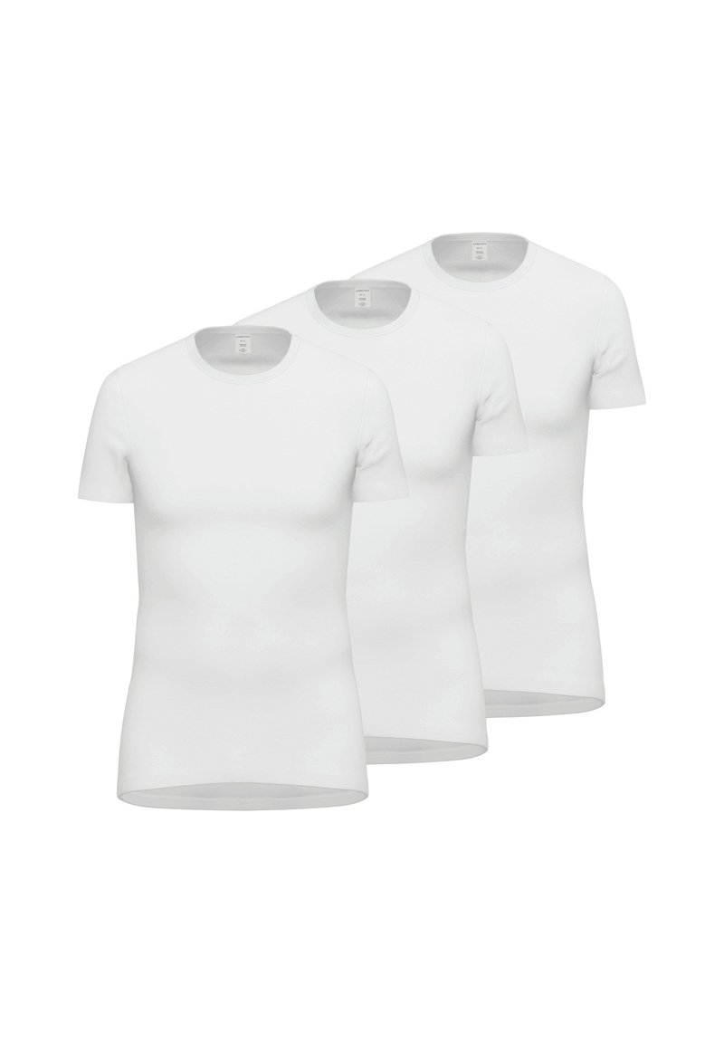 Trzy białe t-shirty z krótkim rękawem, wykonane z bawełny, z klasycznym okrągłym dekoltem i gładką fakturą, bez wzorów ani akcentów.