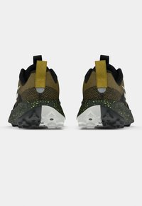 Αθλητικά παπούτσια με μαύρο και ελιά άνω μέρος, υλικό πλεκτού με υφή, εξέχον πίσω ταμπ, και σόλα με μαύρες και άσπρες βούλες.