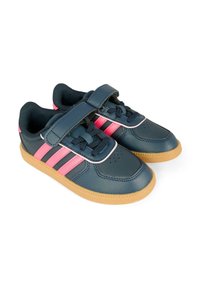 Zapatos sintéticos azul oscuro con rayas rosas, que cuentan con una correa de velcro, punta redonda, forro de tela transpirable y suela de goma.