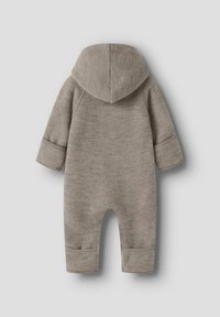 Salopette en tissu gris avec capuche, dotée de longues manches et de chevilles resserrées. Texture douce, design simple, sans fermetures ni motifs visibles.