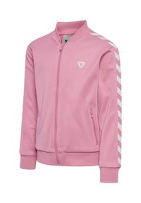 Rosa Zip-Jacke aus glattem Stoff. Mit weißen Chevronstreifen an den Ärmeln und einem kleinen Logo auf der Brust. Gerippte Manschetten an den Handgelenken.