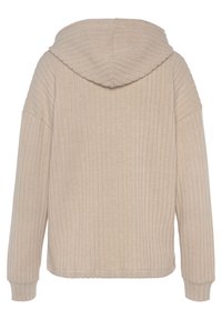 Pullover beige con cappuccio, caratterizzato da una texture a coste verticali, maniche lunghe e vestibilità rilassata. I bordi semplici rifiniscono l'orlo e i polsini.