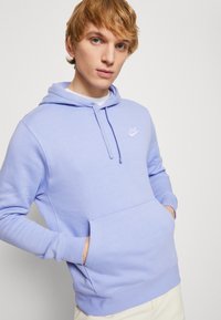 Nike Sportswear SPORTSWEAR CLUB FLEECE - Sweatshirt com capuz - light thistle/white