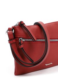 Rød læder clutch taske med en glat overflade, der har en sølv lynlås, en aftagelig skulderrem og kontrasterende sorte accenter.