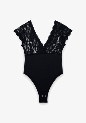 Czarny body z koronkowymi rękawami na kapturze, dekoltem w serek oraz falistymi krawędziami. Posiada zapięcie na zatrzaski na dole oraz gładkie wykończenie materiału.