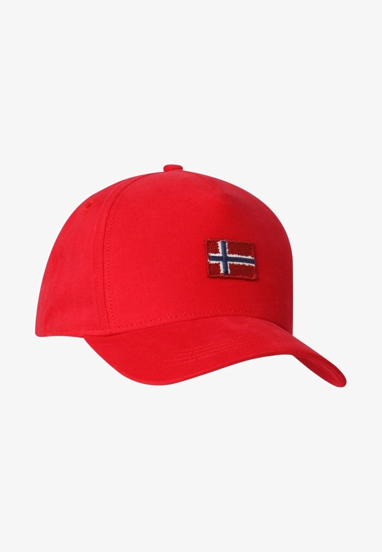 Casquette de baseball rouge avec une visière courbée et un petit patch rectangulaire du drapeau norvégien sur le panneau avant.