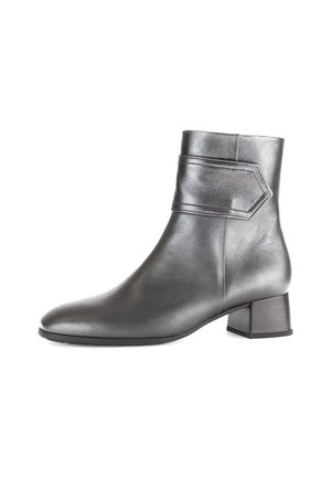 Bottine en cuir métalisé gris. Caractérisée par un talon bloc et un accent angulaire sur la tige. Texture lisse avec une silhouette élégante.