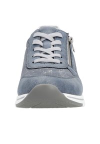 Baskets en suède bleu clair avec des accents blancs, bout arrondi, lacets à l'avant et détail de fermeture éclair sur le côté, dotées d'une semelle texturée pour une meilleure adhérence.