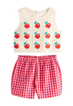 Kremowy szydełkowy crop top z czerwonymi wzorami jabłek, zestawiony z różowo-czerwonymi kratkowymi elastycznymi szortami dla dzieci.