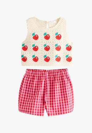 Crème gehaakte crop top met rode appelpatronen gecombineerd met roze en rode geruite elastische taille shorts voor kinderen.