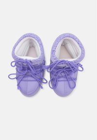Fioletowe syntetyczne buty z zaokrąglonymi czubkami, elastycznymi sznurowadłami i mi�ękką wewnętrzną wyściółką, z zebranym wzorem w okolicy kostki.