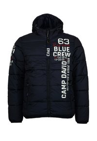 Chaqueta tipo plumón azul marino con cierre de cremallera, que presenta texto impreso en blanco y rojo. Incluye un cuello alto y dos bolsillos laterales con cremallera.