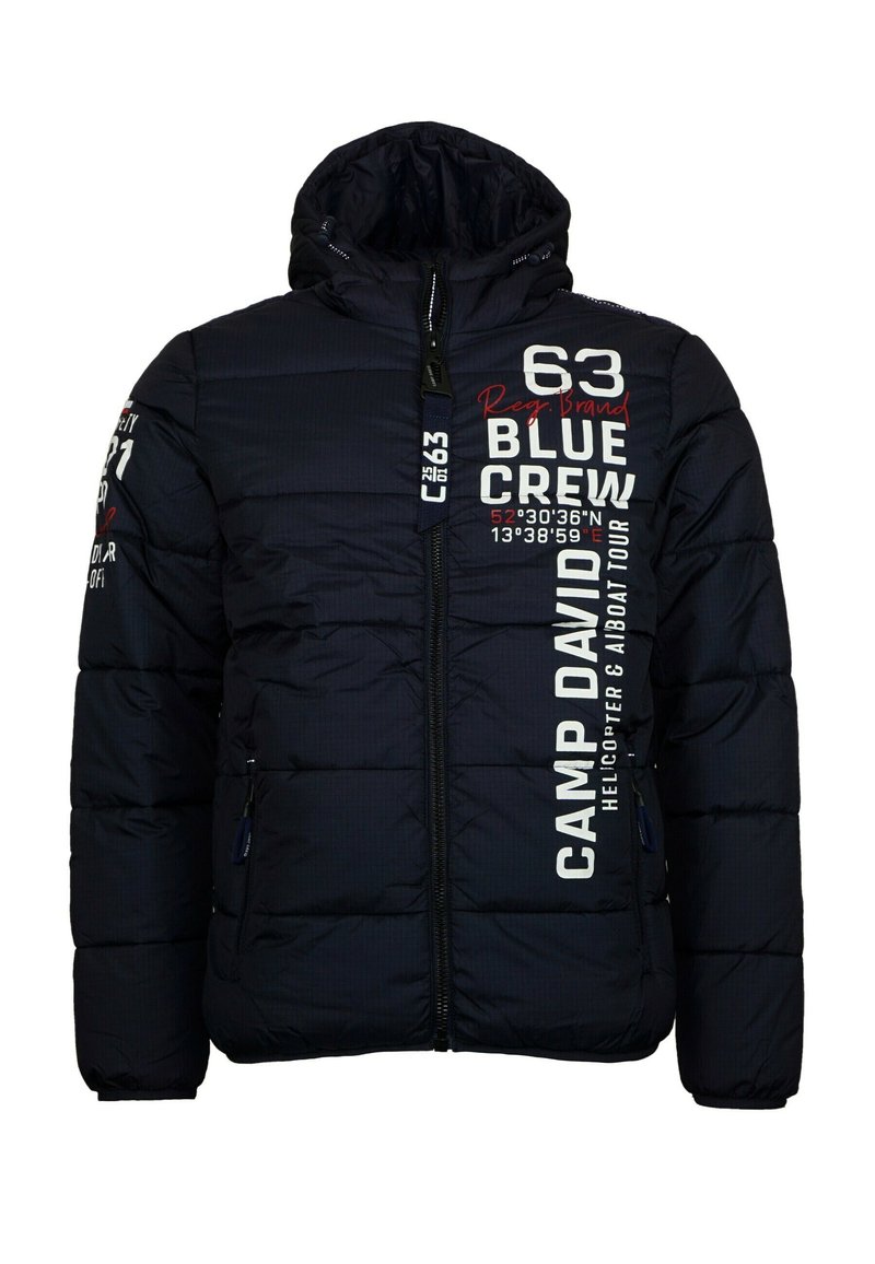 Chaqueta tipo plumón azul marino con cierre de cremallera, que presenta texto impreso en blanco y rojo. Incluye un cuello alto y dos bolsillos laterales con cremallera.