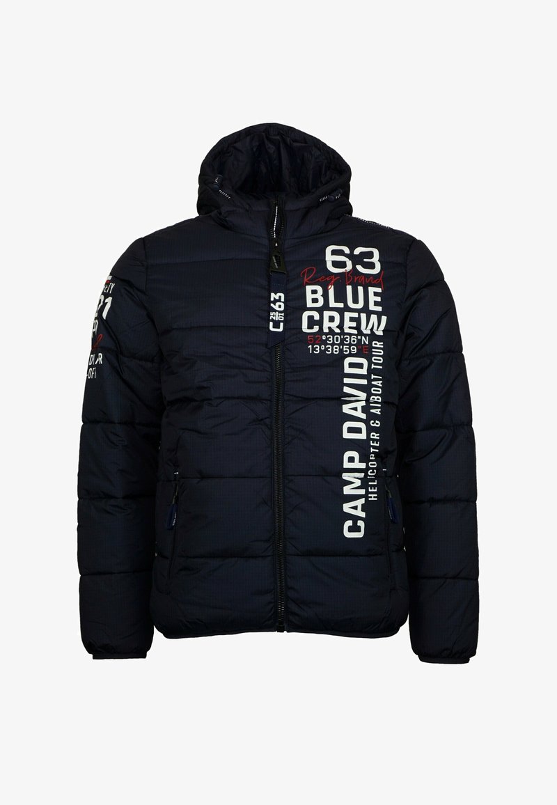 Granatowa kurtka puchowa z zamkiem błyskawicznym, z białym i czerwonym nadrukiem. Posiada wysoki kołnierz oraz dwie boczne kieszenie na zamek.