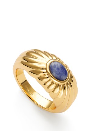 Anillo de oro con un diseño elevado en forma de concha con una piedra azul oval pulida en el centro.