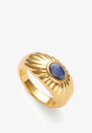 Anillo de oro con un diseño elevado en forma de concha con una piedra azul oval pulida en el centro.