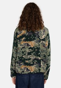 Maglione in pile verde con un motivo testurizzato che presenta tonalità di viola e marrone, maniche lunghe e una vestibilità morbida.