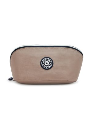 Pochette cosmétique en nylon beige avec un design incurvé, fermeture éclair sur le dessus et un patch logo circulaire à l'avant. Texture lisse et format portable.