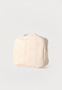 Καπιτονέ κρεμ καλλυντική τσάντα με σχέδιο τριαντάφυλλου, ορθογώνιο σχήμα, χειρολαβή στο πάνω μέρος και κλείσιμο με φερμουάρ, με λεπτές καμπύλες και απαλή υφή.