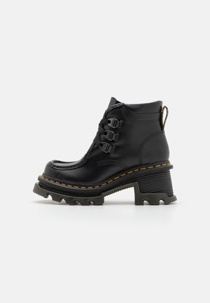Dr. Martens CORRAN BOOT - Poolsaapad - black