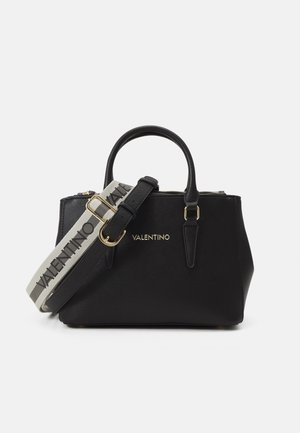 Schwarze Lederhandtasche mit goldener Hardware, ausgestattet mit zwei Griffen, einem abnehmbaren Riemen und einem Reißverschluss. Logo prominent auf der Vorderseite angebracht.