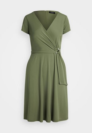 Olijfgroene korte mouw wikkeldress, met een V-hals en een zijknoopdetail. Gemaakt van zachte stof, met een verborgen rits aan de achterkant.