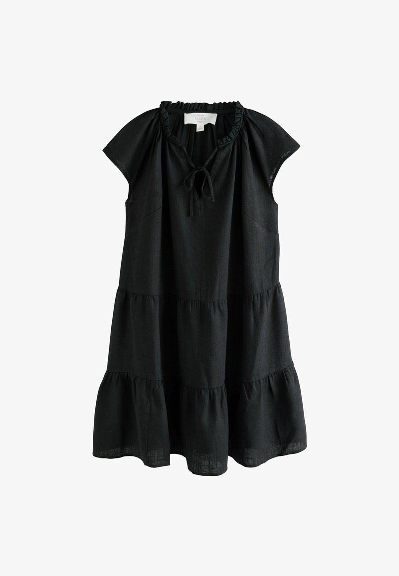 Robe noire sans manches à étages avec encolure à volants et fermeture à nouer devant, fabriquée en tissu de lin léger.