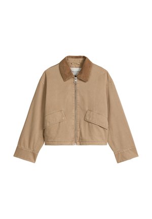 Veste beige courte avec col brun, fermeture éclair à l'avant et deux poches à rabat sur le devant, présentée sur un fond blanc.