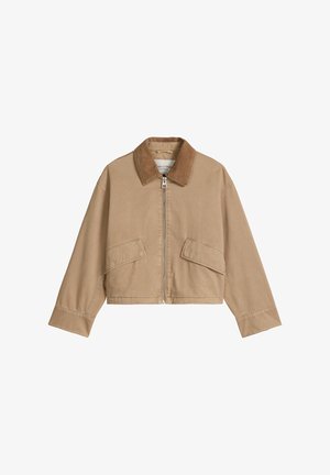 Veste beige courte avec col brun, fermeture éclair à l'avant et deux poches à rabat sur le devant, présentée sur un fond blanc.