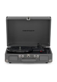 Reproductor de discos portátil Crosley con una funda gris, acabado mate, plato negro y botones de control. Cuenta con un cierre metálico y una manija.